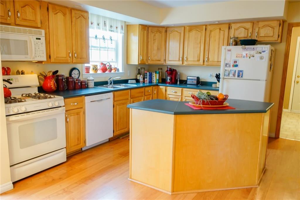 Nicely landscaped home close to golf course and Bayside village wharf for sale - Northport, Maine