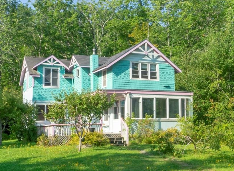 Maine Victorian cottage is located just outside the quaint village of Bayside on the shores of Penobscot Bay where the pace is relaxed and the sailing 
         doesn't get any finer